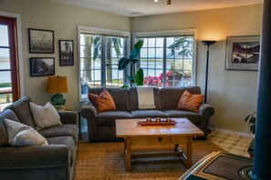 Smart TV, fireplace, DVD player, stereo - Charming Cottage in Stunning Waterfront Setting (Sequim)