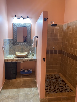 Dusche, Haartrockner, Handtücher, Seife