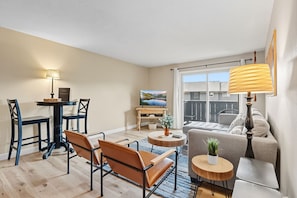 Smart TV - Updated Condo Near Ski Resorts • Pool/Hot Tub • Mountain Views! (Dillon)