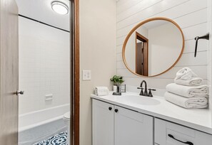Bathtub, towels