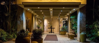 Ocean Front Luxury Condo - Relaxing Comfort