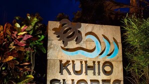 Un letrero que dice "KUHIO SHORES" con la dirección "5050 LAWAI ROAD".