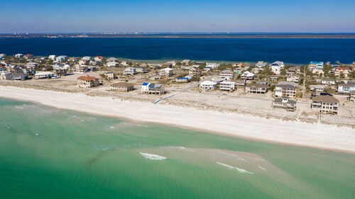 Beautiful Cozy Beach Cottage, 1 block to beach, west of hotels, easy access