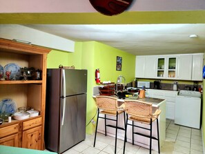 Geladeira, micro-ondas, fogão, cooktop