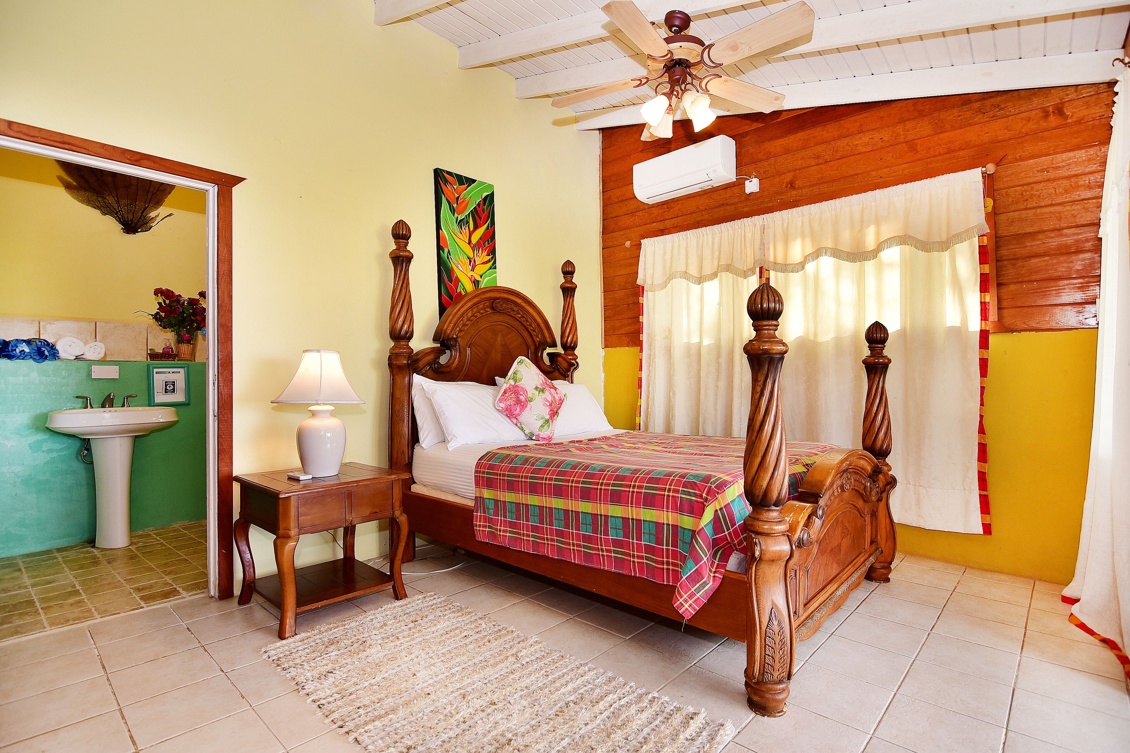 2 soveværelser, skrivebord, lydisolering, strygejern/strygebræt