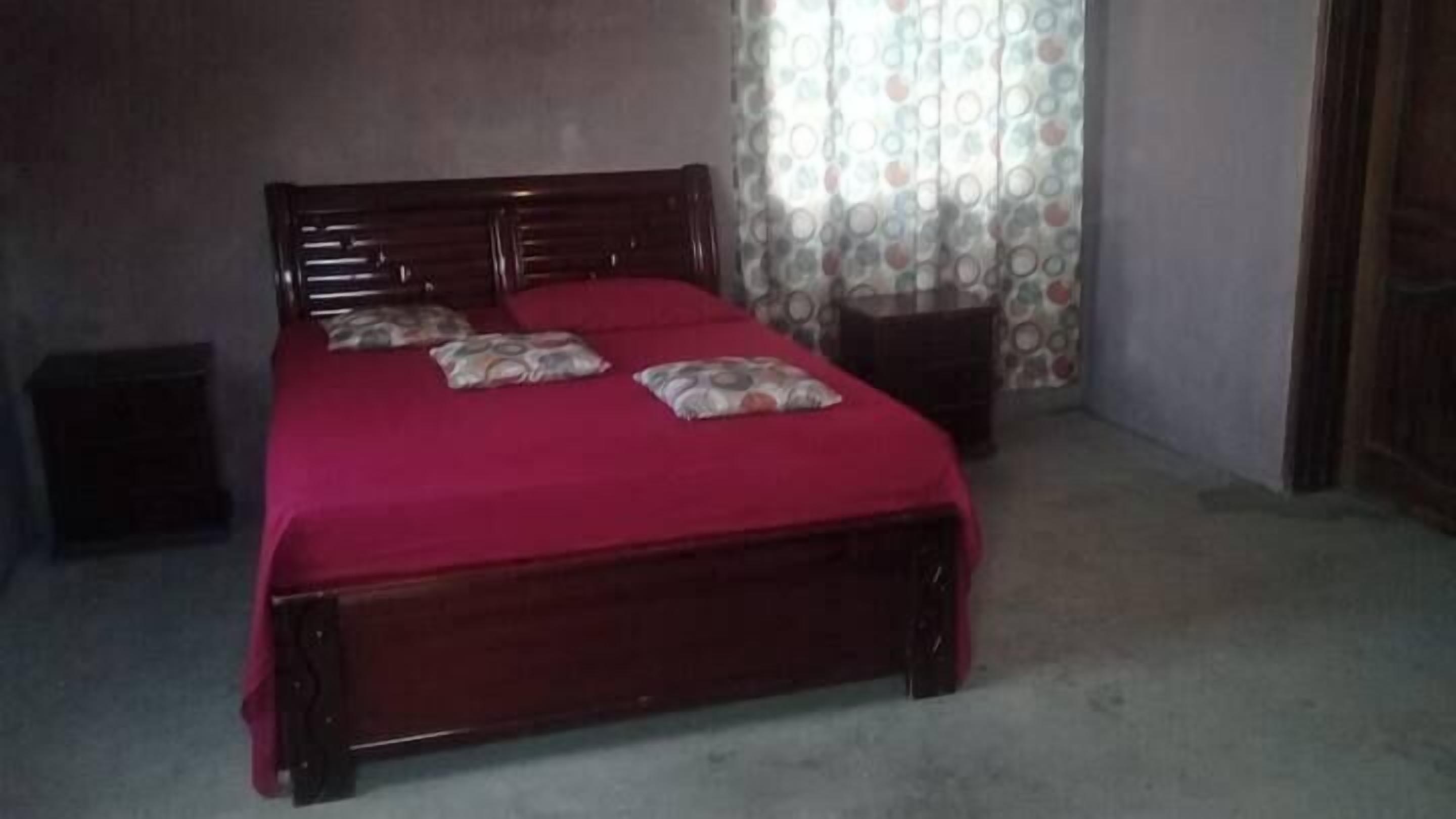 Iron/ironing board, bed sheets