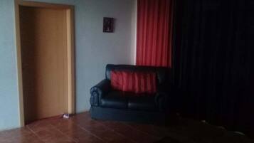 42 inci sebuah televisyen pintar dengan kabel