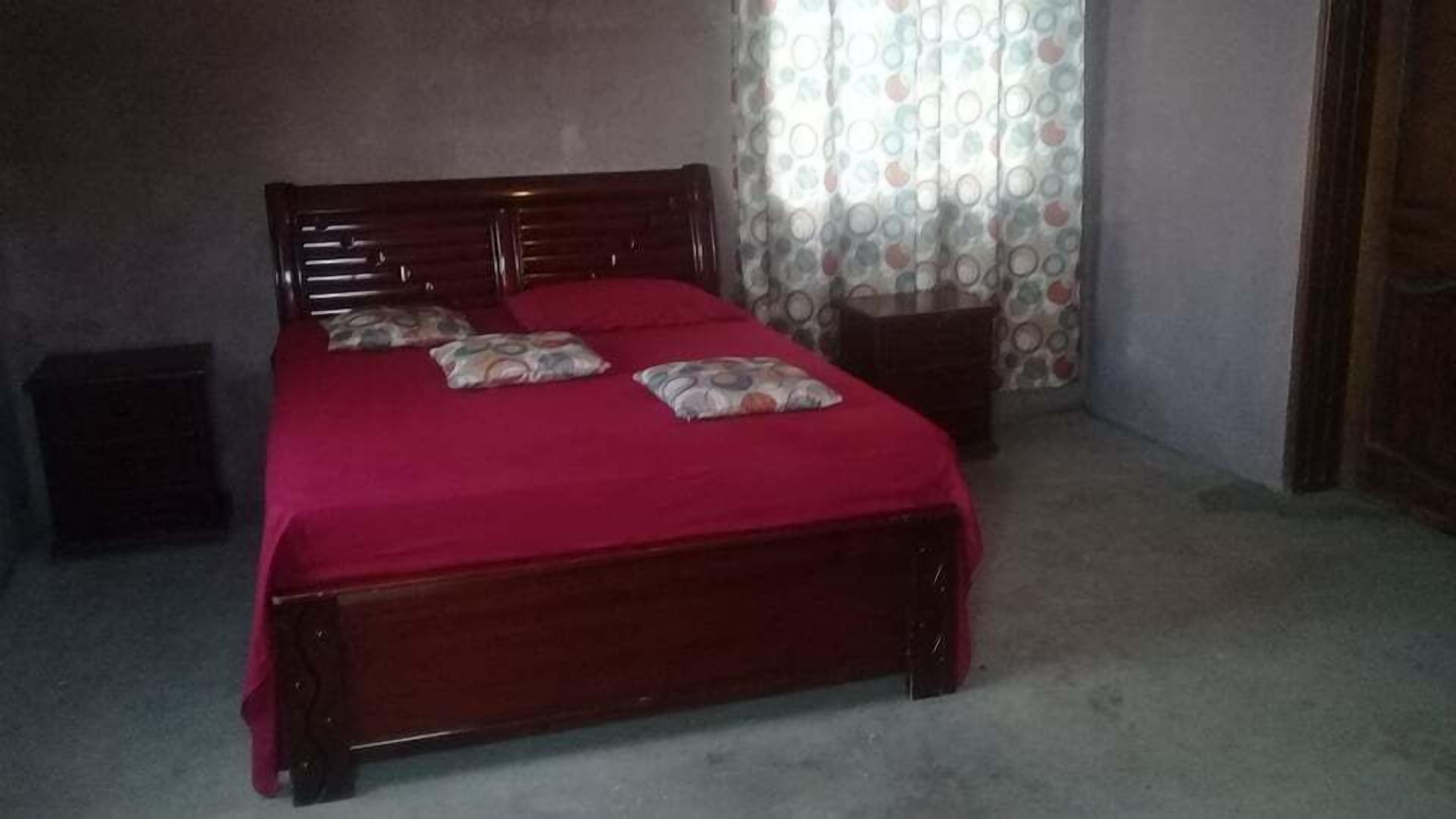 Iron/ironing board, bed sheets