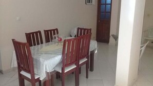تناول الطعام داخل الغرفة