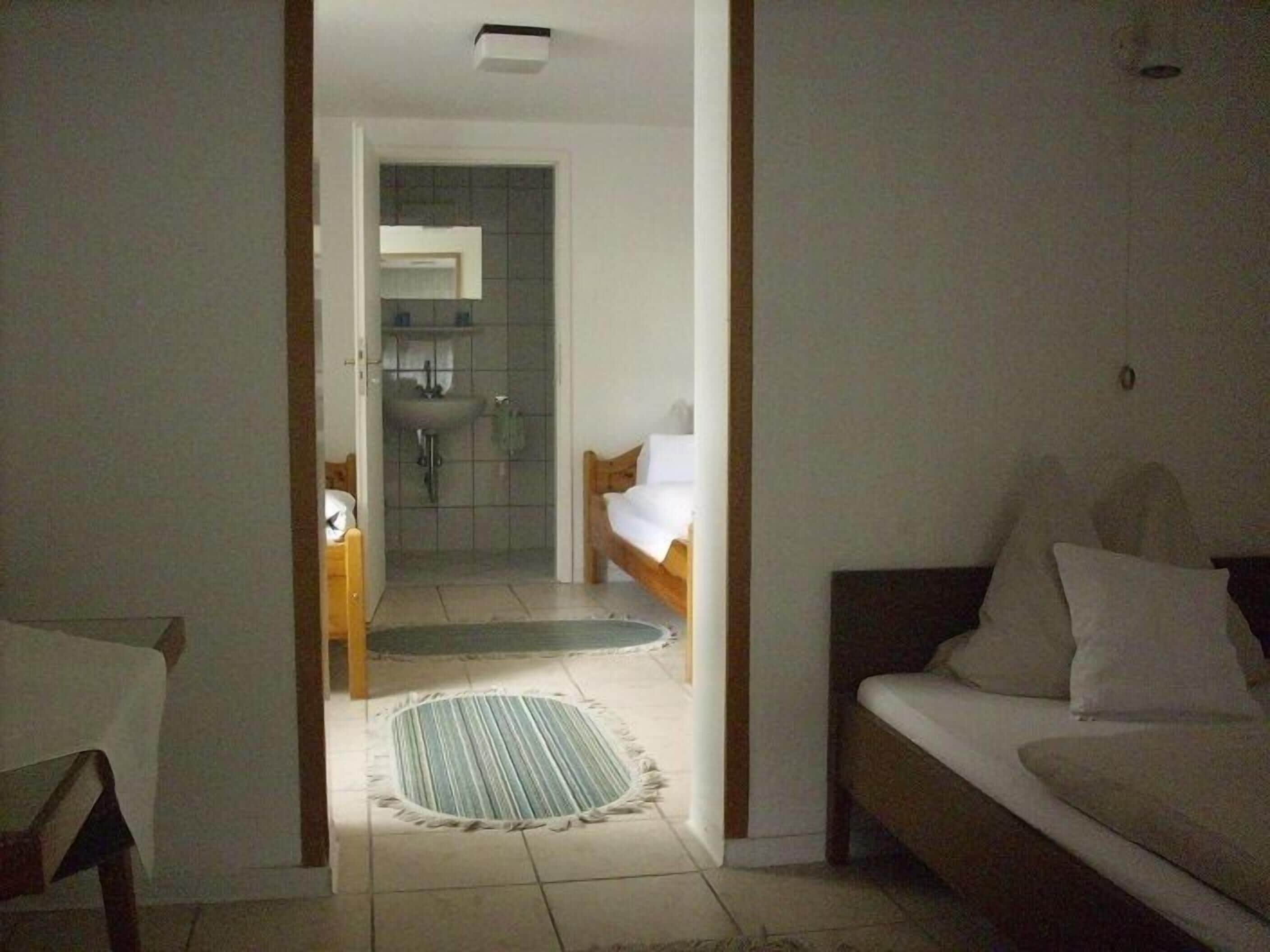 Une chambre à coucher avec un lit, une table de chevet et une commode.