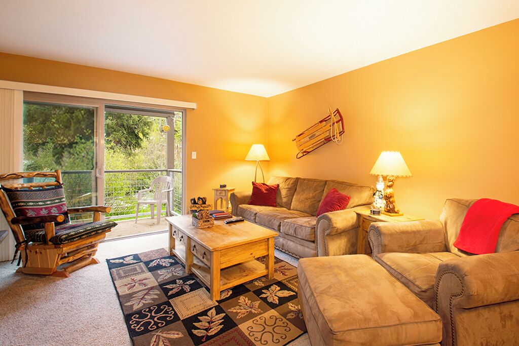 Flatskjerm-TV, peis og DVD-spiller