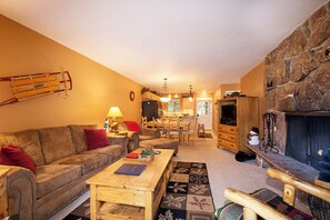 Flachbildfernseher, Kamin, DVD-Player
