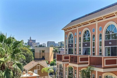 Modern 2-bedroom condo in the heart of Downtown San Jose. Walkable to dining, entertainment, and transit—perfect for business travelers, couples, or short-term stays.