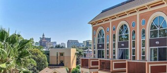 Modern 2-bedroom condo in the heart of Downtown San Jose. Walkable to dining, entertainment, and transit—perfect for business travelers, couples, or short-term stays.