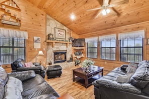 Smart TV, fireplace, DVD player - Secluded Cabin w/ Hot Tub, WiFi, Close to Town, Pool Table + Free Ticket Package (Sevierville)