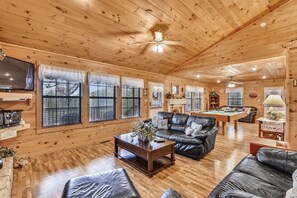 Smart TV, caminetto, lettore DVD