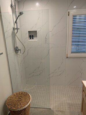 Dusch, hårtork, handdukar och tvål
