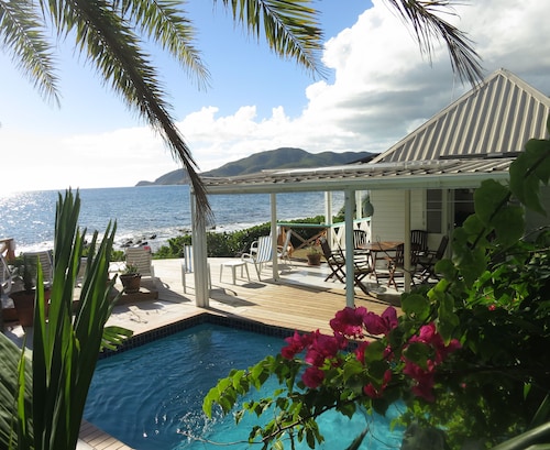 Luxueuse villa en bord de mer avec une vue imprenable sur Montserrat