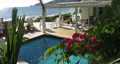 Luxueuse villa en bord de mer avec une vue imprenable sur Montserrat