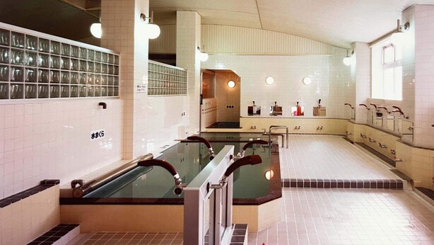 A public restroom with multiple sinks, a glass partition, and a tiled floor. - Guest House Otaru WANOKAZE - Hostel (Otaru)