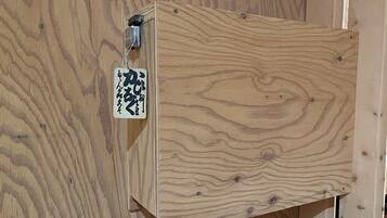Een houten paneel met een vastgemaakt bord.