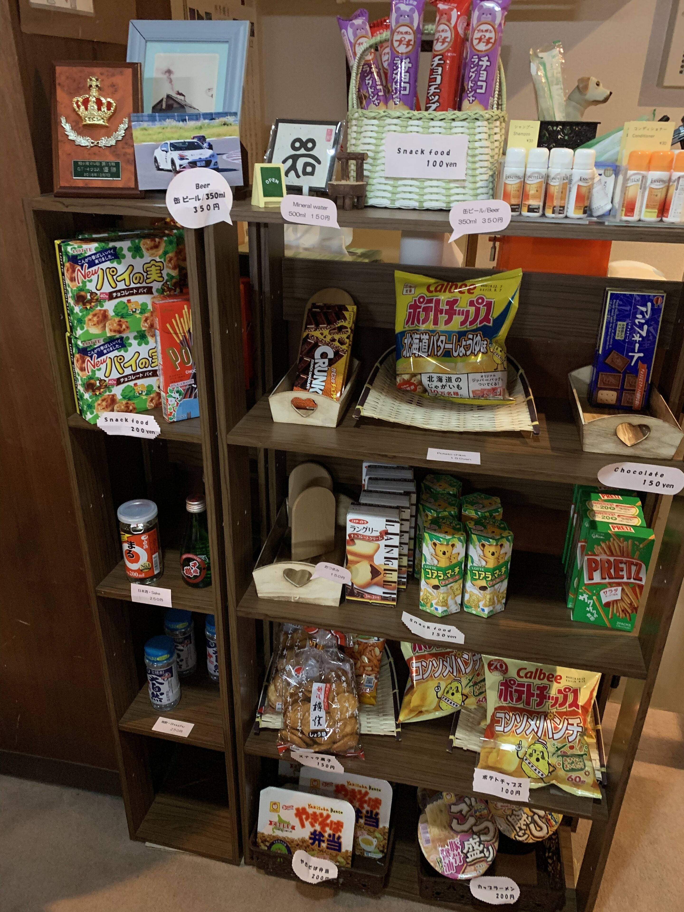 Una presentación de comida para picar con diversos productos como galletas, chocolate y aperitivos.