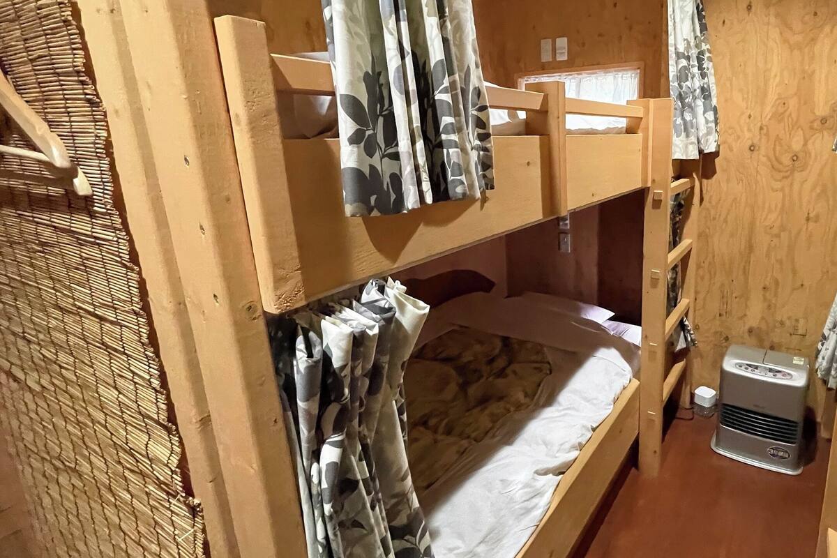 Shared Dormitory, Mixed Dorm (Up to 4 guests) | Peti besi dalam bilik, meja, ruang kerja komputer riba, Wi-fi percuma