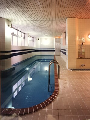 Bathtub dan shower terpisah dan pemandian mata air panas