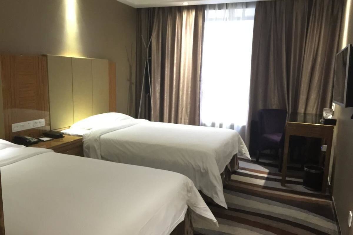 Deluxe Twin Room, 2 Twin Beds, Non Smoking | Desk, blackout drapes, WiFi (free), bed sheets