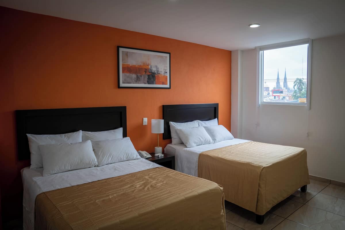 Quarto quádruplo empresarial, 2 camas Queen, acessível, para não fumantes | Cortinas blackout, quartos à prova de som, Wi-Fi de cortesia