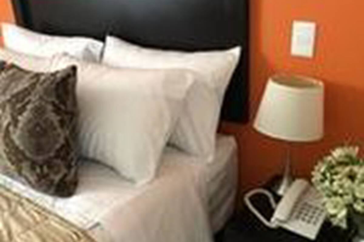 business double room, 1 queen bed, non smoking | blackout curtains, soundproofing, free wifi, bed sheets