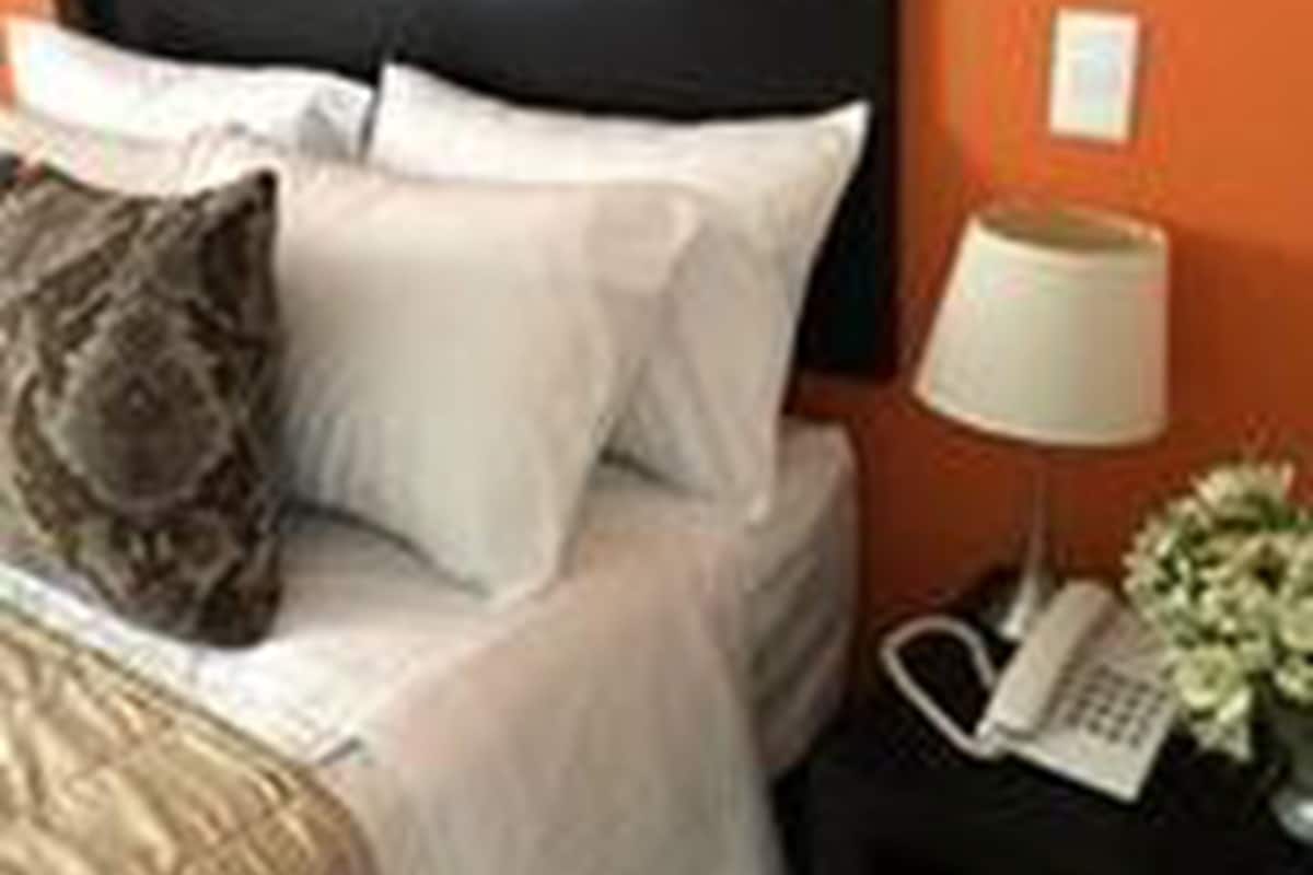 Business Double Room, 1 Queen Bed, Non Smoking | Blackout drapes, soundproofing, free WiFi, bed sheets