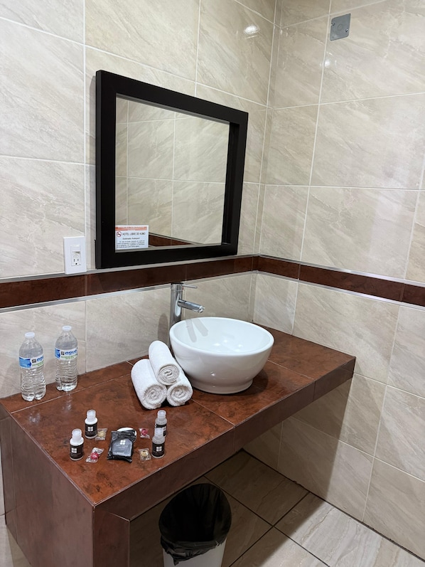 Quadrupla Business, 2 letti queen, accessibile ai disabili, non fumatori | Bagno | Doccia, asciugamani