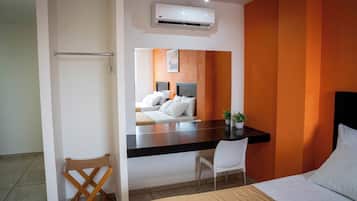 Quarto quádruplo empresarial, 2 camas Queen, acessível, para não fumantes | Cortinas blackout, quartos à prova de som, Wi-Fi de cortesia