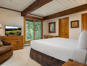 4 bedrooms, iron/ironing board, WiFi, bed sheets - Top of the Village~Ski-in/out~HT~Pool~Grill~Parking (Snowmass Village)