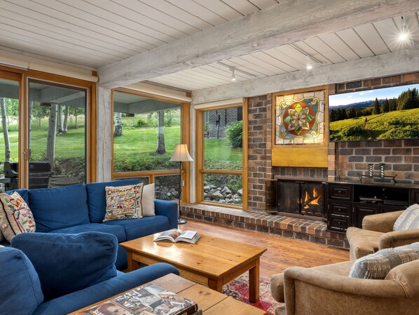 Télévision à écran plat, cheminée