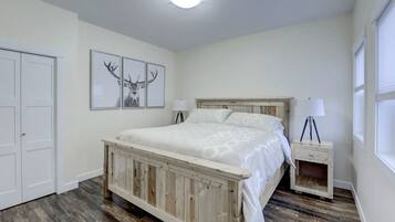 3 habitaciones, tabla de planchar con plancha y cuna de viaje