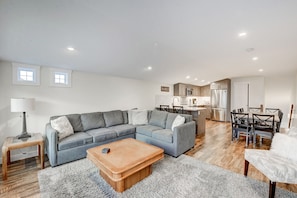 Smart TV, fireplace - Canmore Townhouse! Jaw-dropping views and walk to Downtown (Canmore)