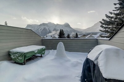Canmore Townhouse! Jaw-dropping views and walk to Downtown