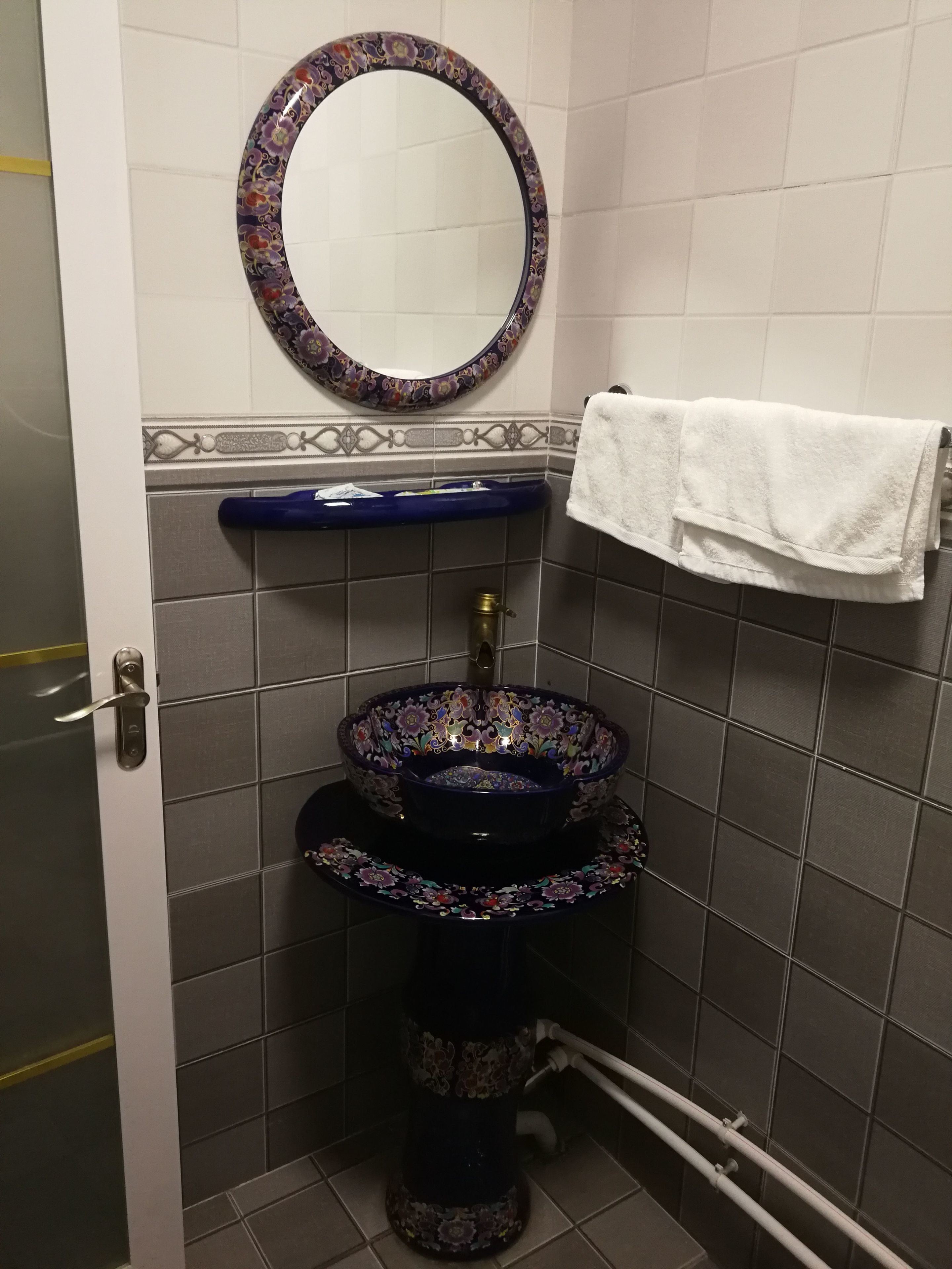 Bathroom sink