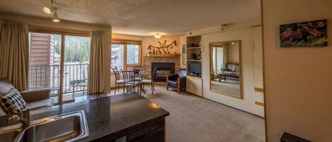 Una televisión, una chimenea