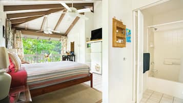 Tabla de planchar con plancha, wifi gratis y ropa de cama