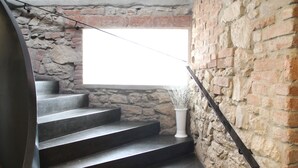 A staircase with a stone wall and a window. - Hotel U Tri volu (Býkovice)
