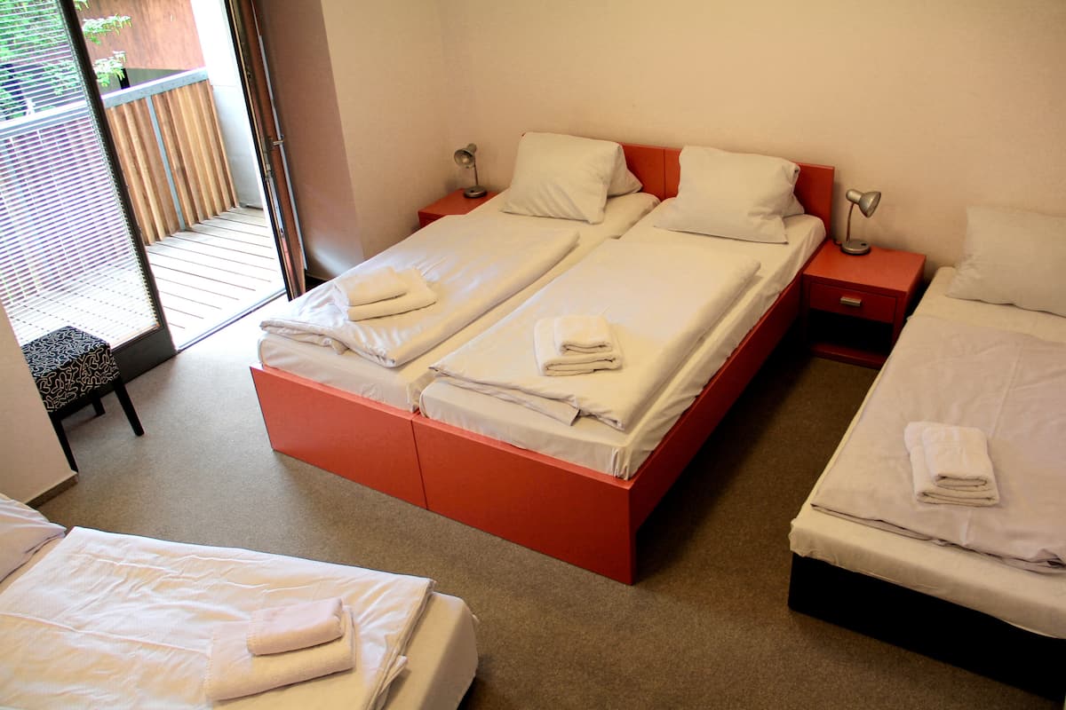 Kamar Double atau Twin Deluks (2+2) | Seprai linen
