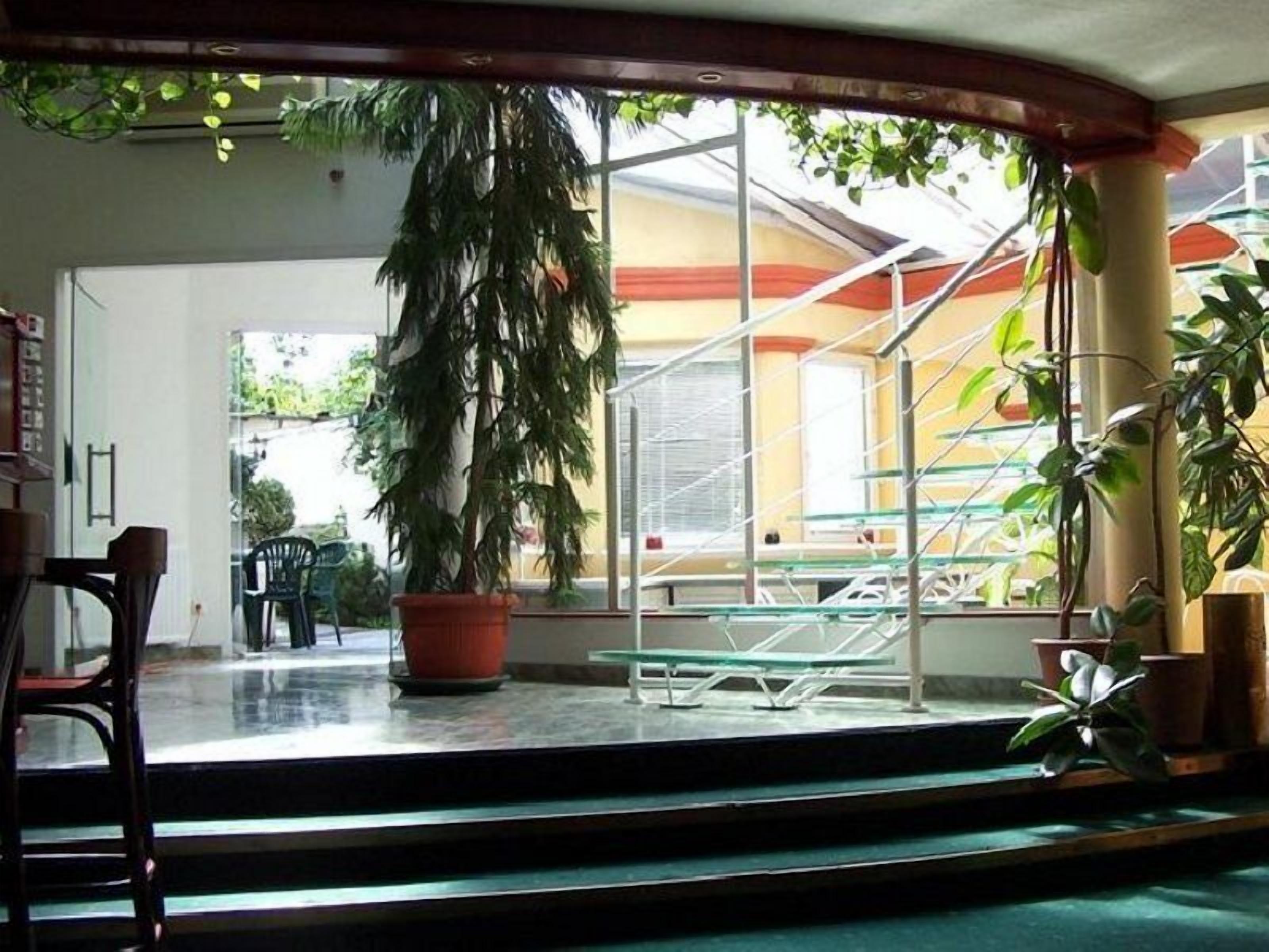 المنشأة من الداخل