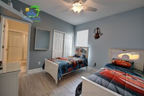 4 habitaciones, tabla de planchar con plancha y cuna de viaje