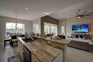 المنشأة من الداخل