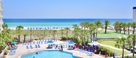 Een buitenzwembad en een verwarmd zwembad