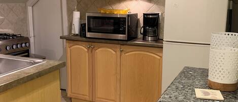 Frigorifero, microonde, forno, piano cottura