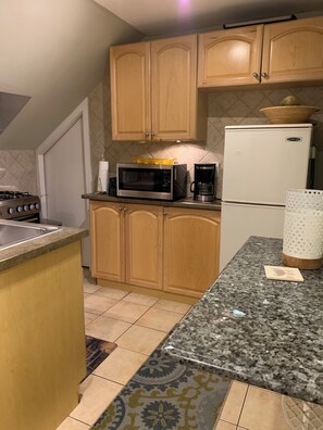 ثلاجة، ميكروويف، فرن، موقد طهي مسطح